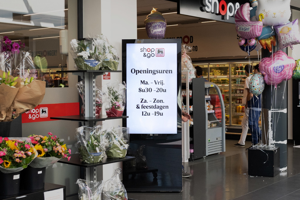 UZA_delhaize_totem_shop&go_2.jpg